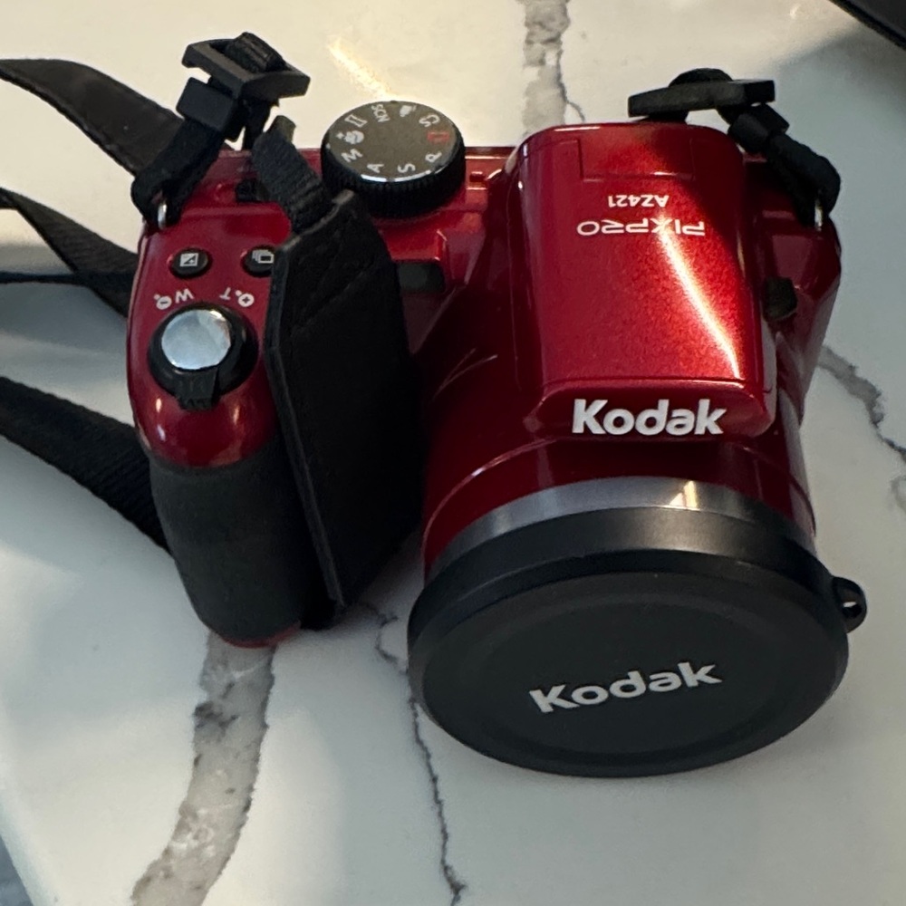 Kodak PIXPRO AZ421 Vibrant Red Camera